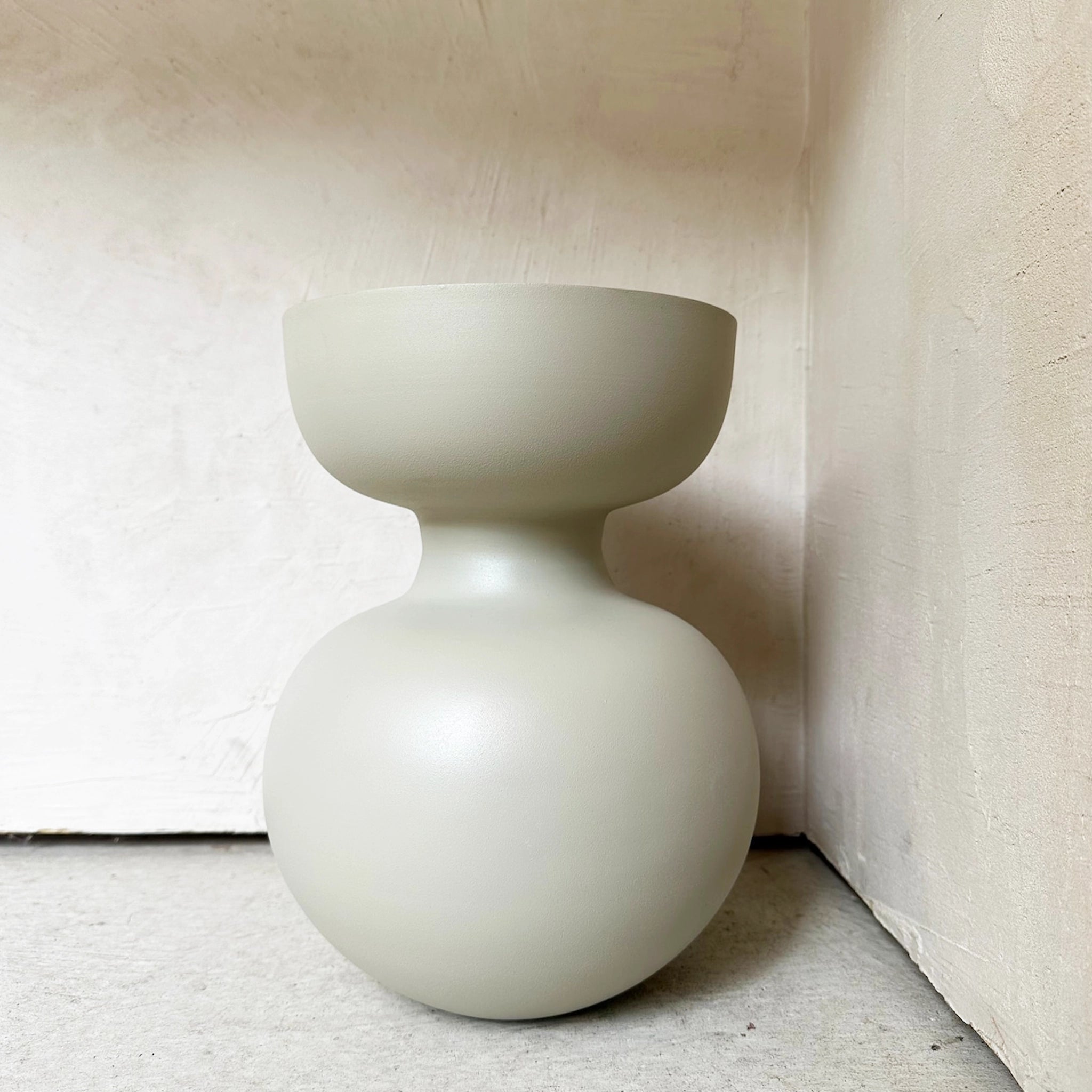 ｆｌｏｗｅｒ　ｂａｓｅ（花瓶）